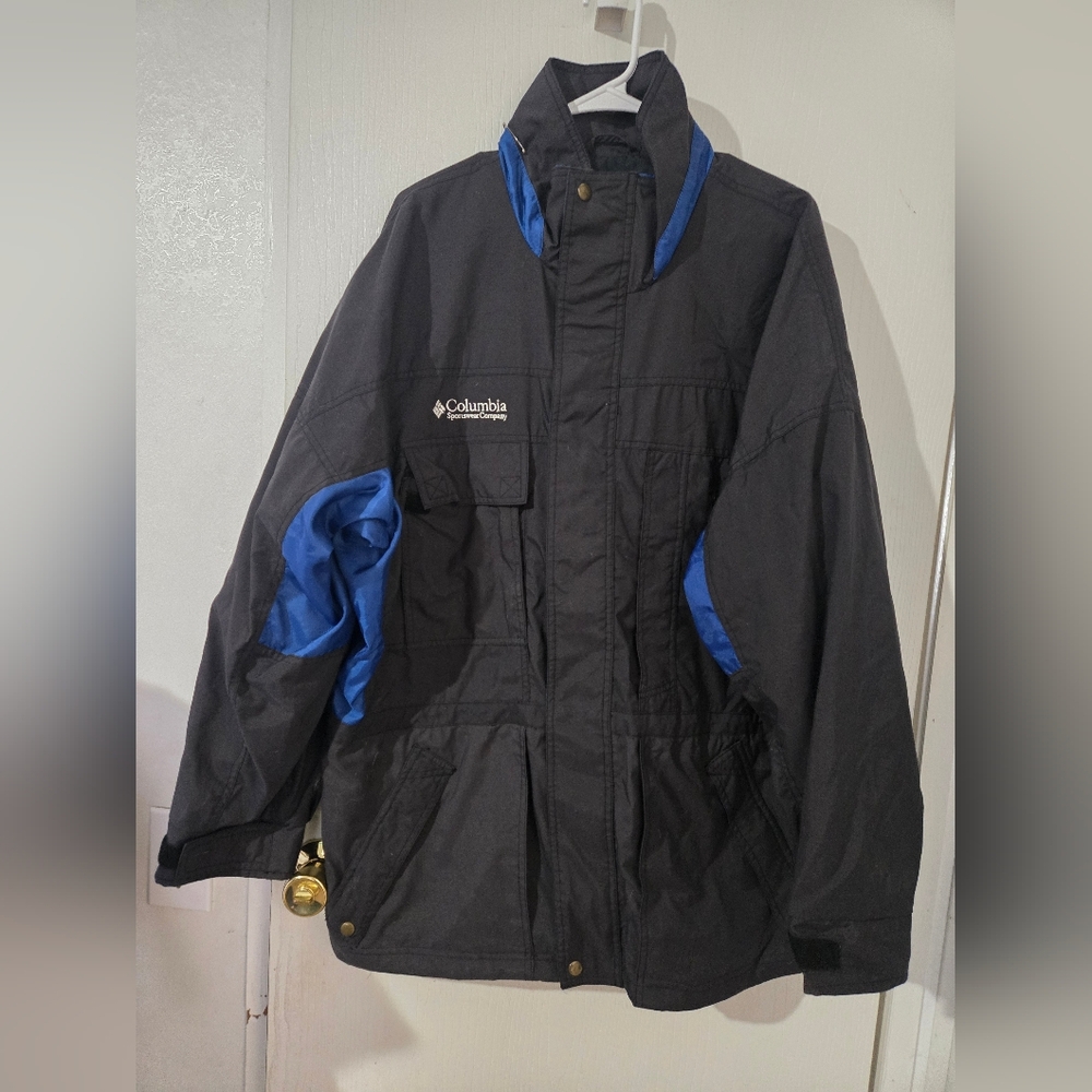 Large Columbia Sportswear  Company Mens Black Jacket with Blue Accents